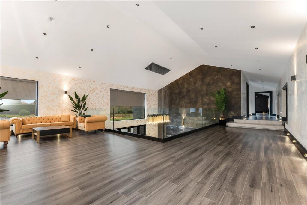 estate agent in wood green